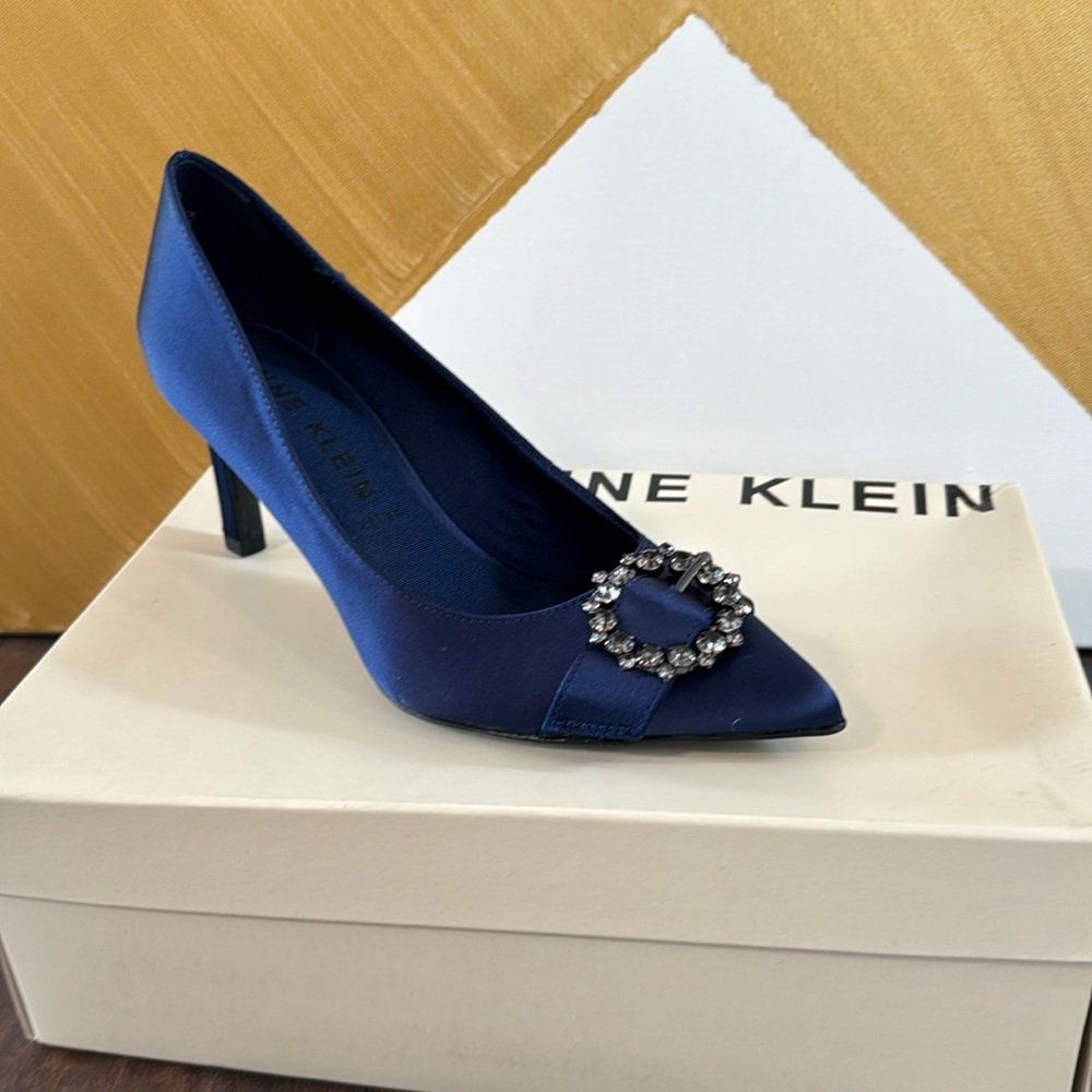 NWT Anne Klein navy Raylee Pump size 6